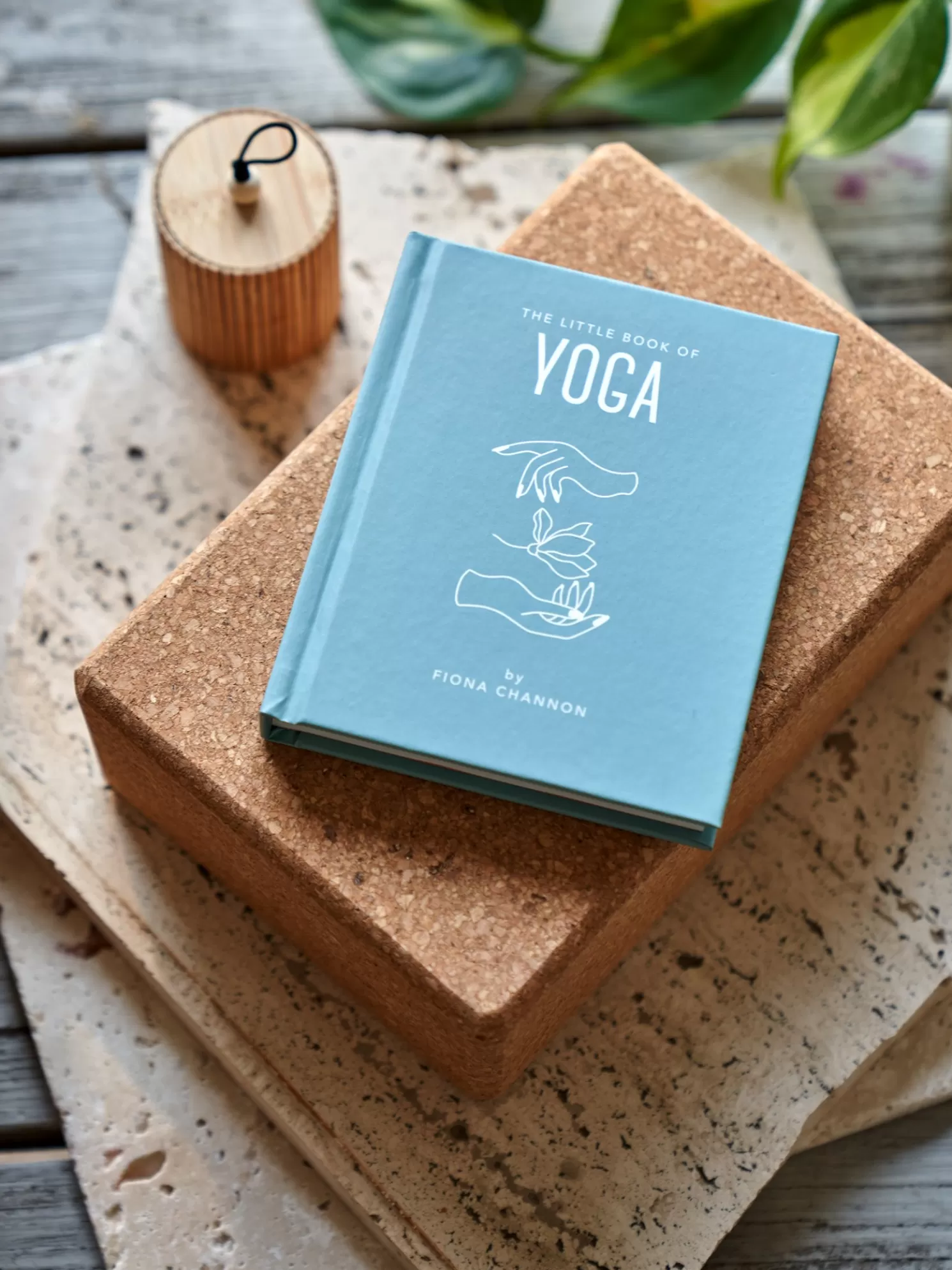 Shop Søstrene Grene Schweiz The Little Book Of Yoga Electric Blue